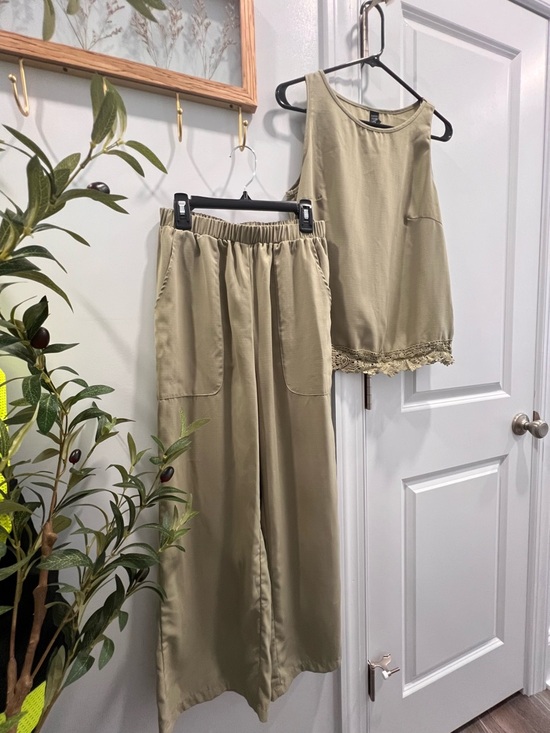 Emery Rose Pants - Women’s Wide Leg Pants & Lace-Hem Tank Set in Olive